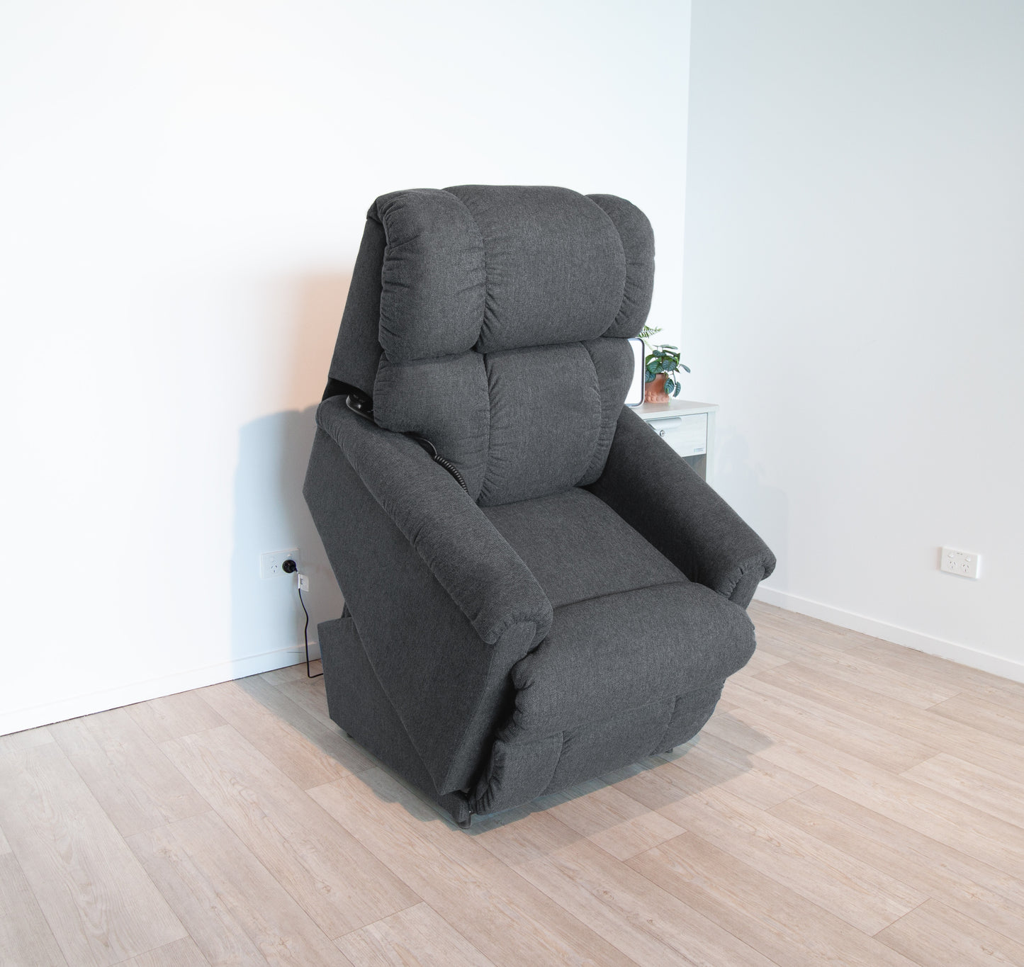 La-Z-Boy Pinnacle Platuinum Powerlift Recliner