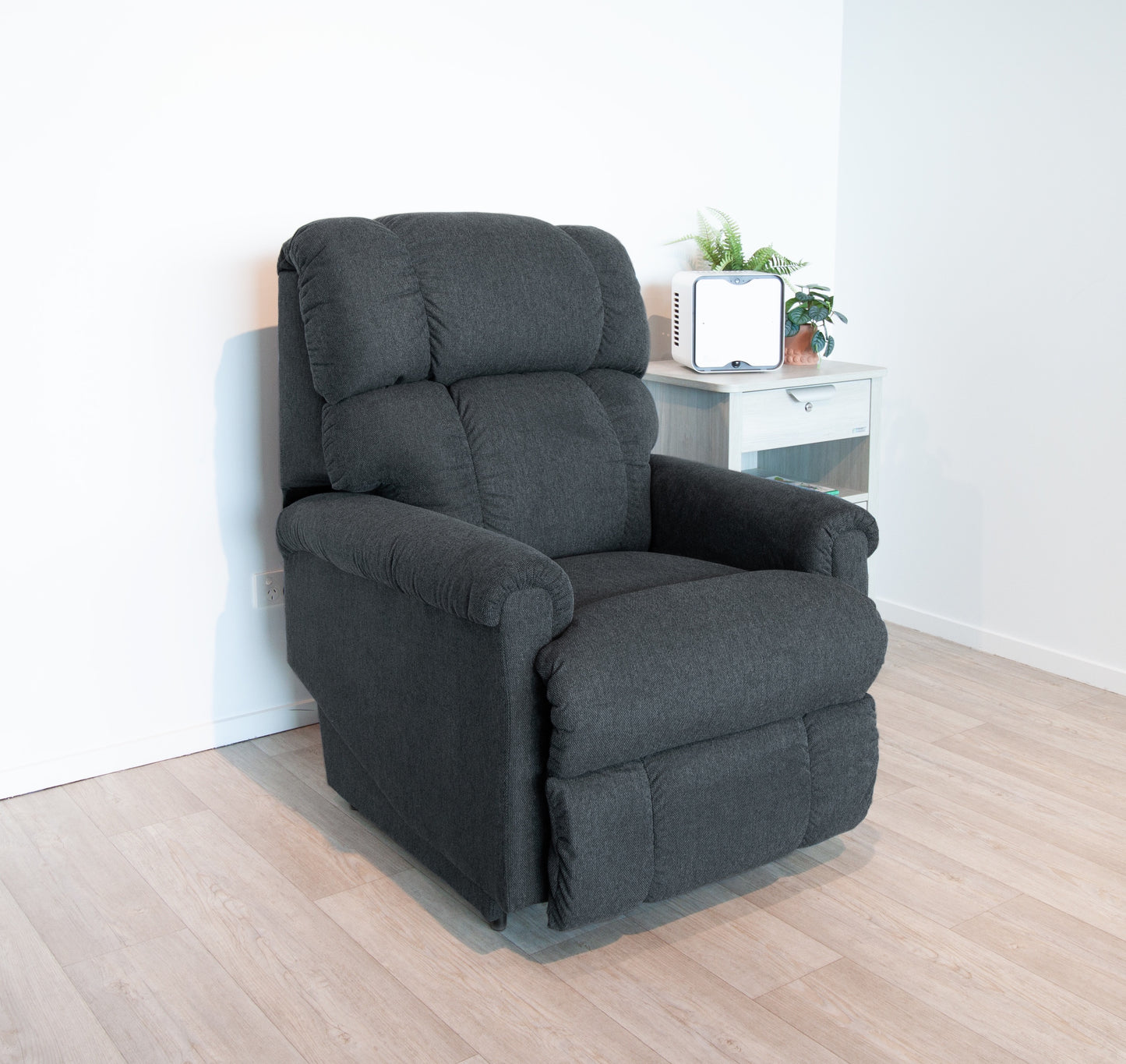 La-Z-Boy Pinnacle Platuinum Powerlift Recliner